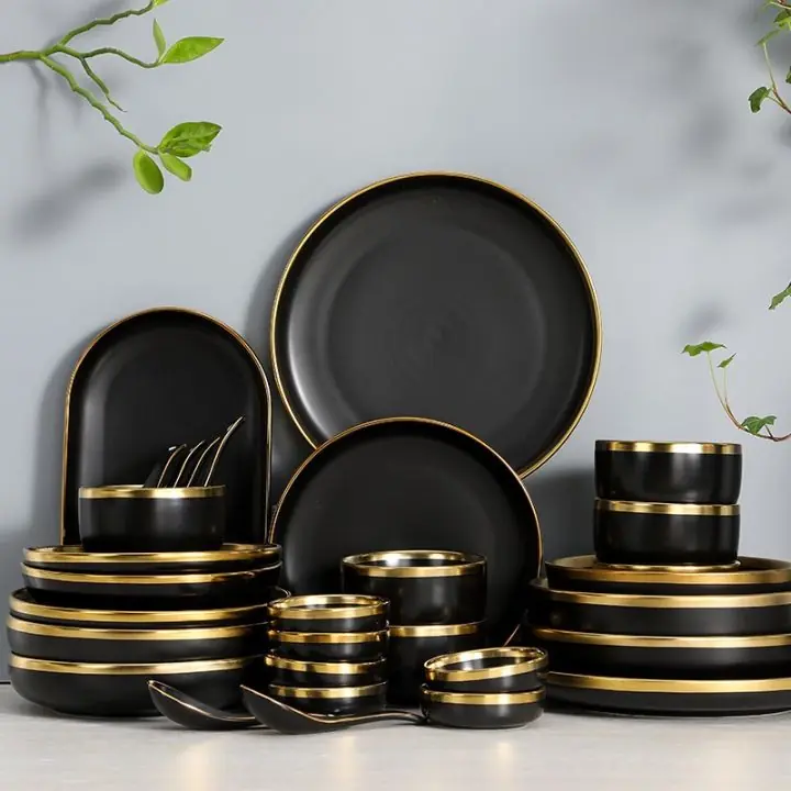 Peralatan makan hitam dengan emas