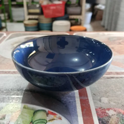 Mangkuk keramik biru mengkilap