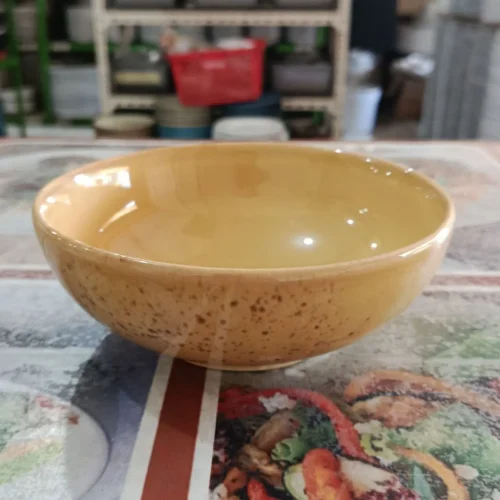 Mangkuk keramik kuning bintik
