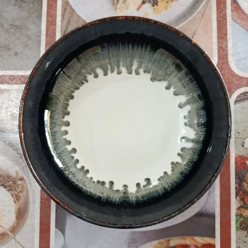 Mangkuk keramik dengan tepian gelap