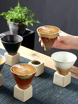 Cangkir kopi kerucut dengan latte art