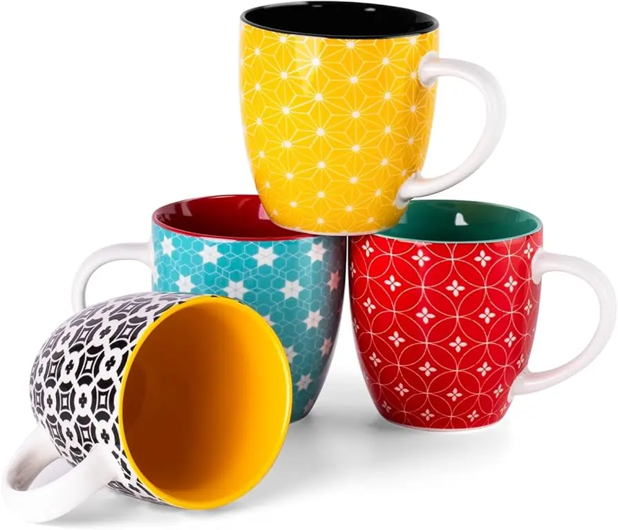 Cangkir bermotif geometris warna-warni