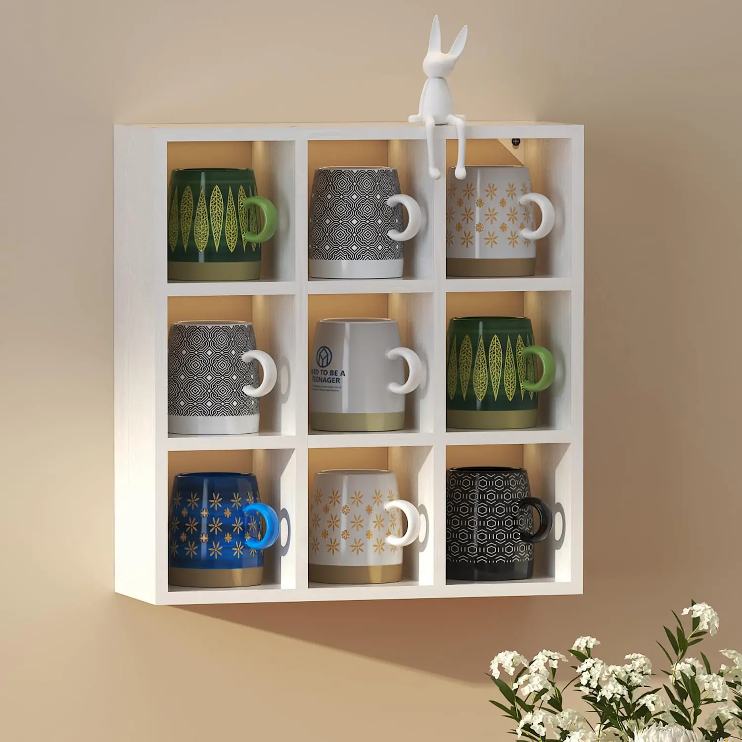 Rak display mug dengan hiasan