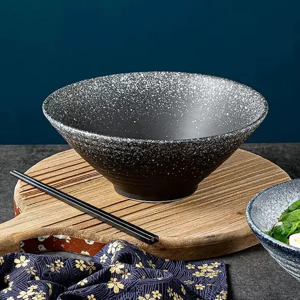 Mangkuk ramen gelap dengan sumpit