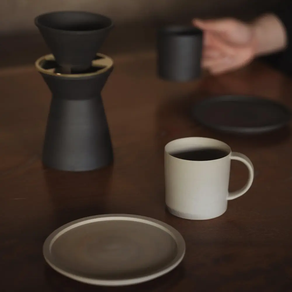 Set kopi minimalis di meja.