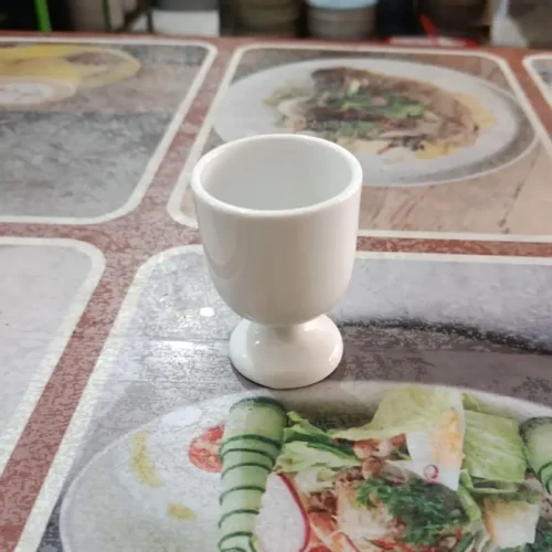 Cangkir telur putih di meja