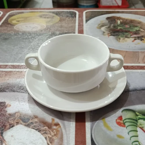 cangkir putih dengan piring