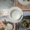 cangkir putih di atas piring