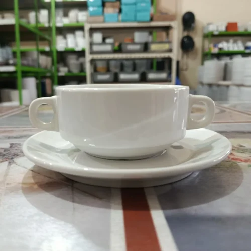 Mangkuk putih dengan piring