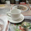 Cangkir kopi putih di meja