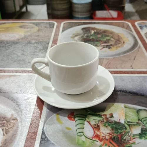 Cangkir kopi putih di meja