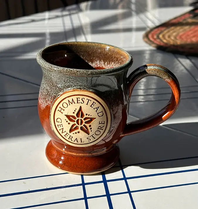 Mug dengan logo Homestead