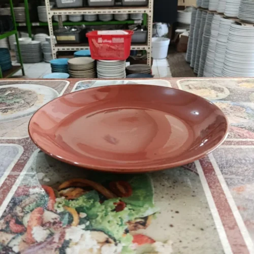 Piring saji berwarna coklat kemerahan