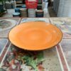 Piring oranye di atas taplak meja