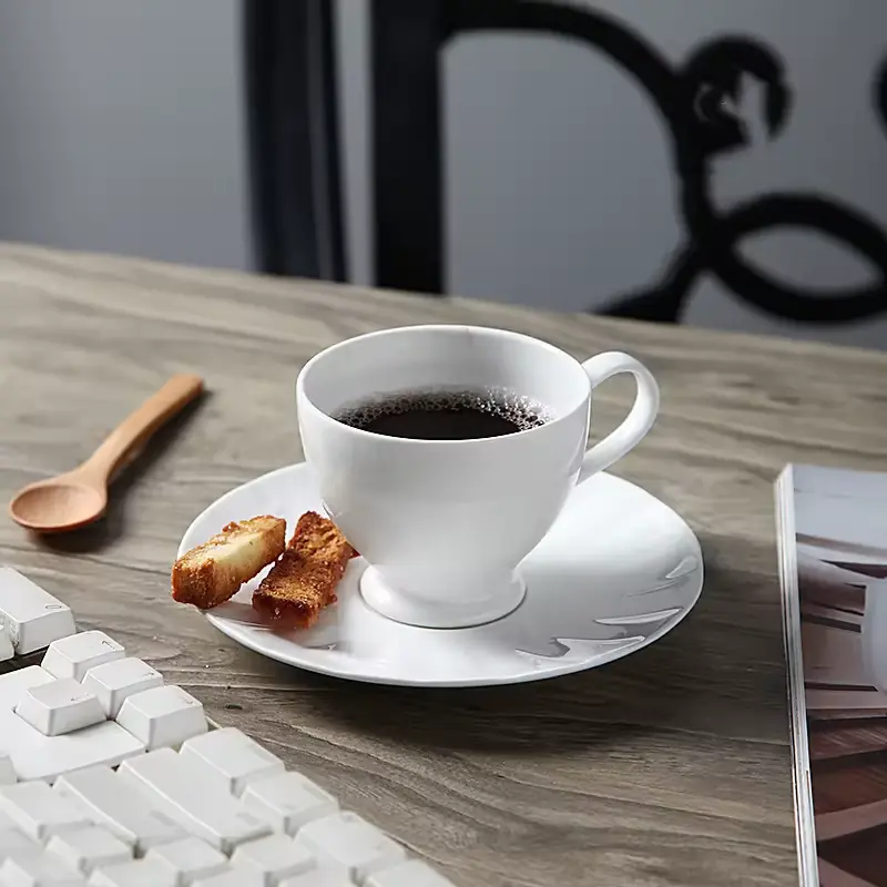 secangkir kopi dengan biskuit