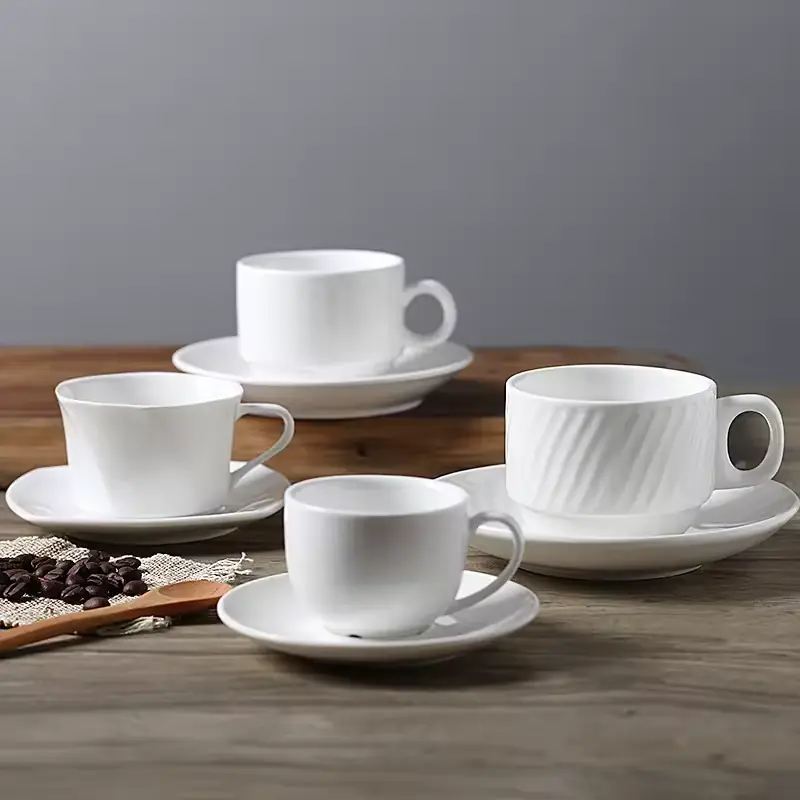 cangkir kopi putih dan tatakan
