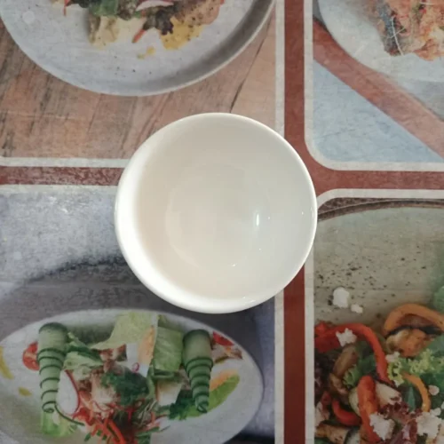 Mangkuk putih di atas meja