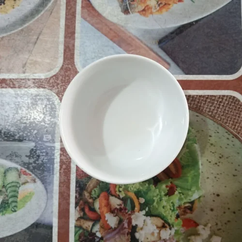 Mangkuk putih di atas meja