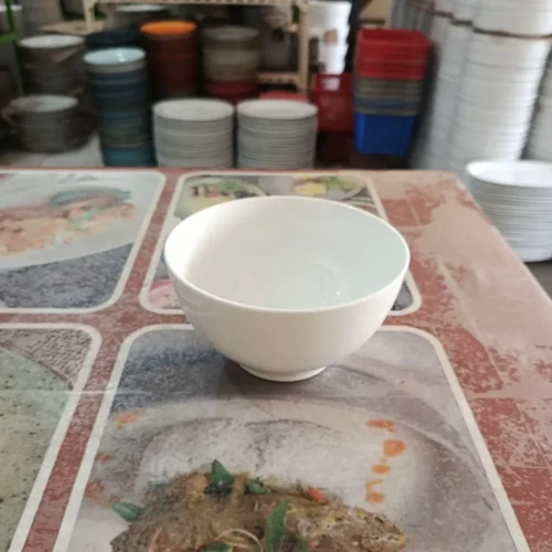 Mangkuk putih di atas taplak meja