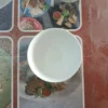 Mangkuk putih kosong di atas meja
