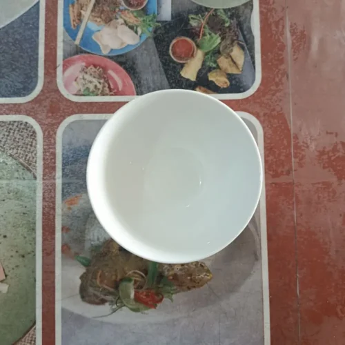 Mangkuk putih kosong di atas meja