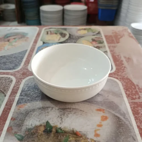 Mangkuk putih di atas tatakan