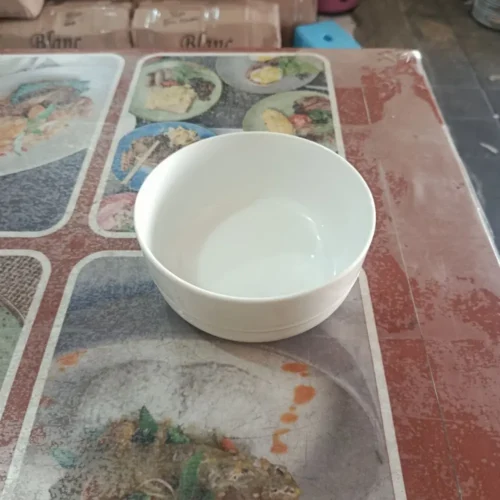 Mangkuk putih kosong di atas taplak