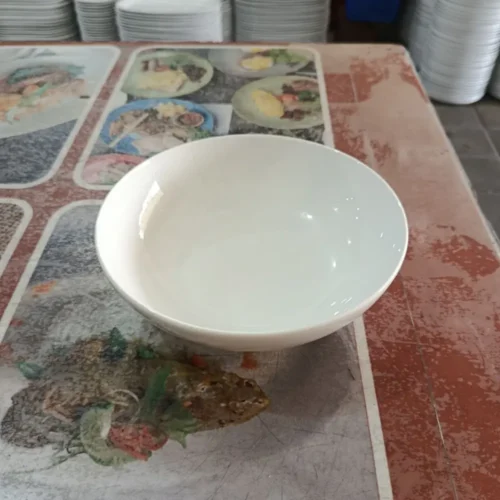 Mangkuk putih di atas meja