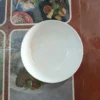 Mangkuk putih kosong di atas meja