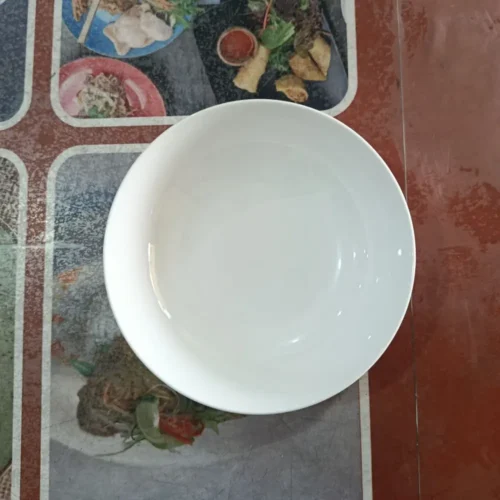 Mangkuk putih kosong di atas meja