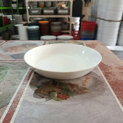 Mangkuk putih bersih di atas meja