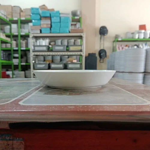 Mangkuk putih di atas meja