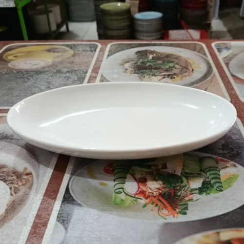 Mangkuk putih oval bersih