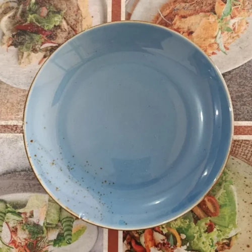 Piring biru laut kosong dengan noda