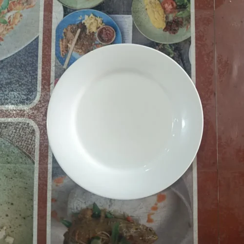 Piring putih di atas meja