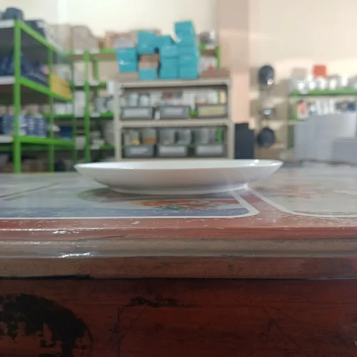 Piring putih di atas meja
