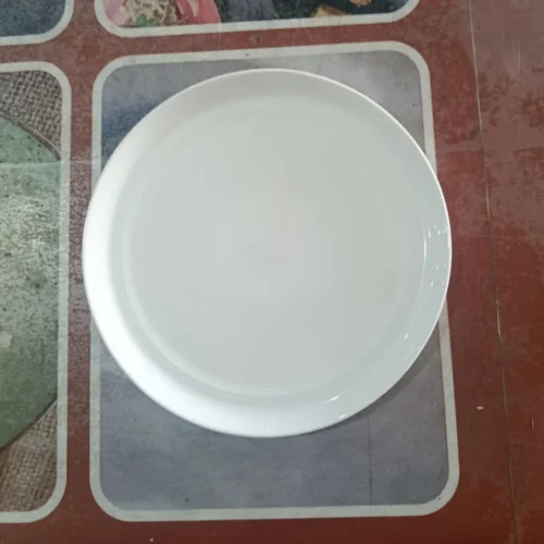 Piring putih datar kosong