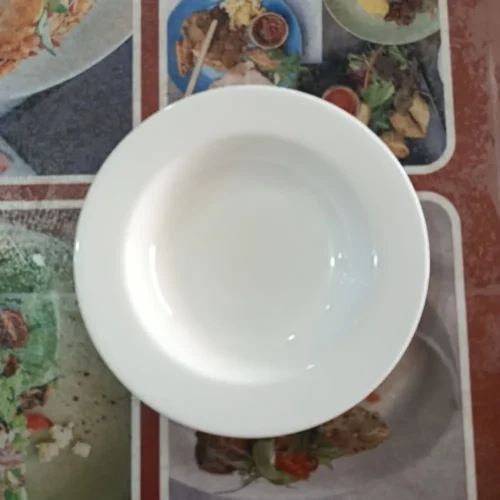 Piring putih bersih siap disajikan