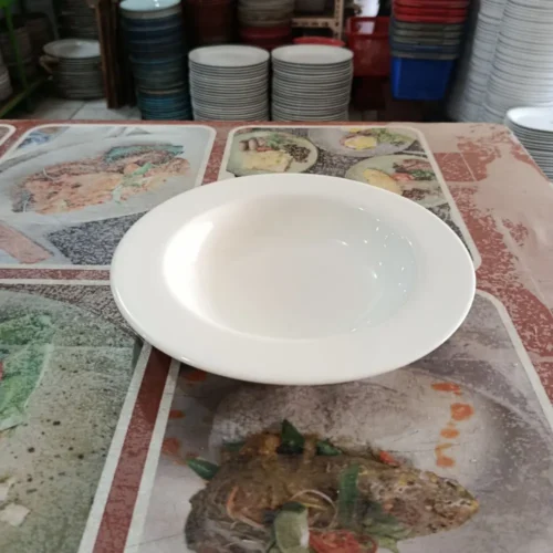 Piring putih kosong di meja