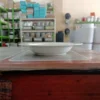 Mangkuk putih di atas meja