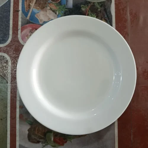 Piring makan putih bersih