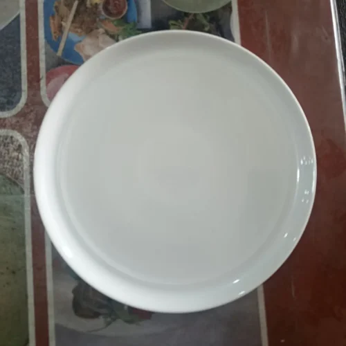 Piring putih bersih di atas meja