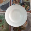 piring putih kosong di atas meja