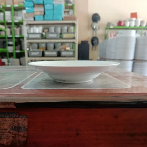Piring putih di atas meja