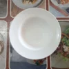 Mangkuk putih di atas taplak