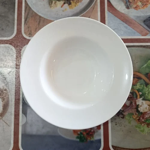 Mangkuk putih di atas taplak