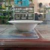 Mangkok keramik putih di meja