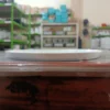 piring putih oval di atas meja