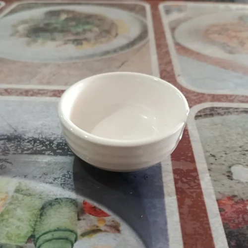 Mangkuk saos putih kecil kosong