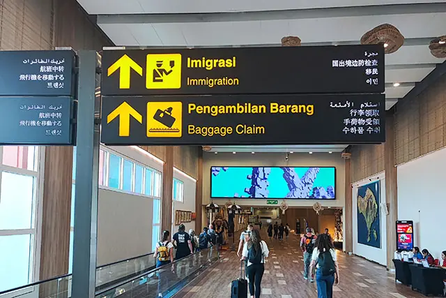 Papan penunjuk bandara imigrasi dan bagasi